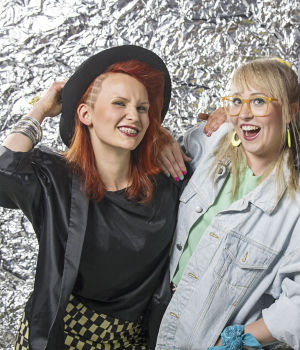Elina ja Laila poseeravat julistekuvassa