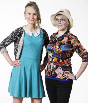 Laila ja Elina poseeraavat ennen vaatteiden vaihtoa.