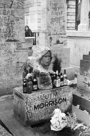 Jim Morrisonin hauta vuonna 1986. Jim Morrisonin hauta, 1986, Père-Lachaisen hautausmaa Pariisi