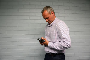 Johan Slotte visar hur du inte ska stå: Luta inte axlarna framåt (men håll gärna i mobilen med båda händerna).