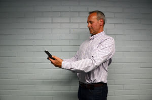 Johan Slotte visar hur du ska stå: Axlarna bakåt, mobilen upp, och håll i med båda händerna.