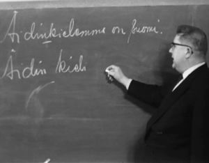 Kielioppiharjoitus käynnissä. Kielioopiharjoitus poliisiopistossa 1962.