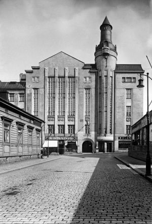 Riksdagen höll sina möten i Heimolahuset på Berggatan 2 mellan åren 1910 och 1930. Byggnaden revs 1969 Riksdagen höll sina möten i Heimolahuset på Berggatan 2 mellan åren 1910 och 1930.
