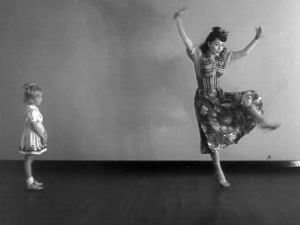Tuulikki Paananen opettaa pikkutytölle (Kaarina Tamminen) tanssia (1947).