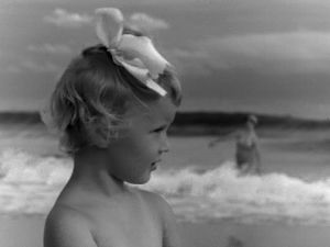 Tyttö (Kaarina Tamminen) rannalla Miamissa  (1947).