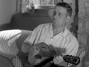 Mr Eronen soittaa mandoliinia (1947).