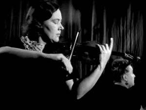 Kerttu Wanne soittaa viulua, Astrid Joutseno säestää pianolla. (1947).