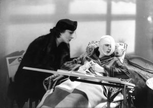 Anna Holm (Ingrid Bergman) leikkauksen jälkeen elokuvassa Naisen kasvot Anna Holm (Ingrid Bergman) sairasvuoteessa kasvoleikkauksen jälkeen. Kuva elokuvasta Naisen kasvot