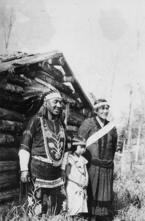 Ojibway-heimoon kuuluva perhe Minnesotassa vuonna 1936 Chief medicine man Axel Pasey and family at Grand Portage Minnesota