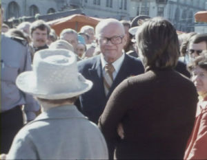 Presidentti ehti jalkautua myös kansan pariin. Urho Kekkonen Kauppatorilla syntymäpäivänään 1975.