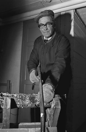 Kalle Päätalo kuvattuna kotitalonsa kellarissa vuonna 1976. Kalle Päätalo vuonna 1976