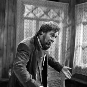 Matti Varjo Vanja-enossa vuonna 1971. Näytelmän ohjasi Mauno Hyvönen. Matti Varjo Televisioteatterin näytelmässä Vanja-eno vuonna 1971.