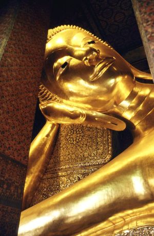 Bangkokin Wat Pho -temppelissä on kuuluisa makaava Buddha. Bangkokissa Wat Phon temppelissä oleva makaava Buddha.
