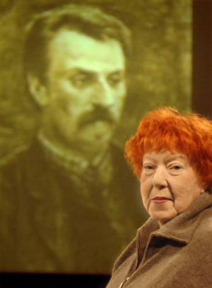 Claire Aho, taustalla kuva Juhani Ahosta. Claire Aho, taustalla kuva isoisästään Juhani Ahosta (2005).