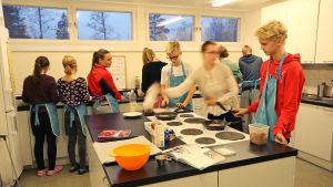 oppilaat kotitaloustunnilla
