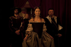 Kuningatar Kristiina (Malin Buska) ja oikealla kansleri Axel Oxenstierna (Michael Nyqvist). Kuningatar Kristiina kävelee Ruotsin hovissa 1600-luvulla.