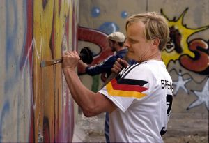 Gunnar (Uwe Steimle) hajottamassa Berliinin muuria sarjassa Kotiseutu