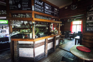 Baren i Art café Serendipity.