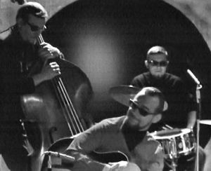 Heikki Laurila, Heikki Annala ja Christer Schwindt soittavat aurinkolaseissa ohjelmassa Bara Barbara 1966.