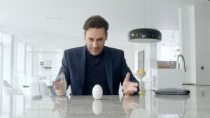Black Mirrorissa biologinen ihminen kommunikoi tietokoneeseen kopioidun ihmisen kanssa. Digitaalisten kopioiden elämä on piinaa. Black Mirror