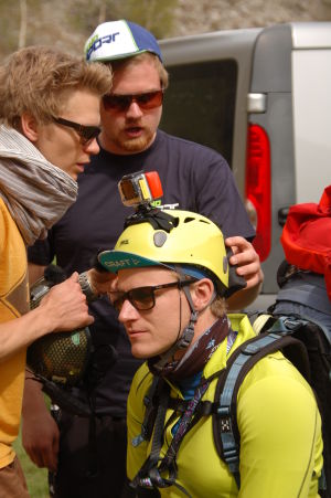 Fredrik Winberg förbereder Aron Anderson filmutrustning tillsammans med Ludvig Nylund, precis innan klättringen ska börja. Fredrik Winberg (höger) tillsammans med Ludvig Nylund (vänster, Lektor i mediekultur och AV-lagerförvaltare på yrkeshögskolan Arcada) förbereder Aron Andersons filmutrustning (gopro) precis innan klättringen skall börja.