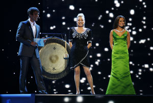 Sonja Lumme vid gongongen då poängräkningen ska sätta igång vid Eurovisionen i Helsingfors 2007. Mikko Leppilampi, Sonja Lumme och Janna Pelkonen vid Eurovisionen i Helsingfors 2007