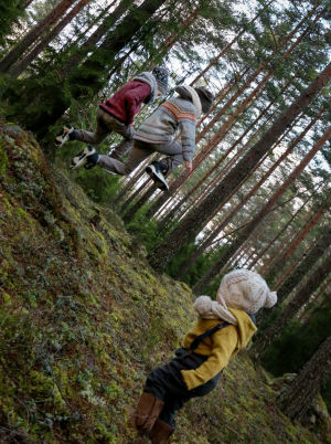 Marja Hintikka Live, lapset leikkivät metsässä