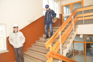 Rals Sandberg och Jorma Valtimo på väg från vinden ner till tredje våningen i Mau-Mau.
