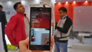 Indiska it-företaget Intex har lanserat en ny smarttelefon med Jollas operativsystem (24.2.2016)
