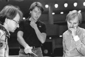 Klarinetisti Kari Kriikku, kapellimestari Esa-Pekka Salonen ja sellisti Anssi Karttunen Radion sinfoniaorkesterin harjoituksissa 1991.