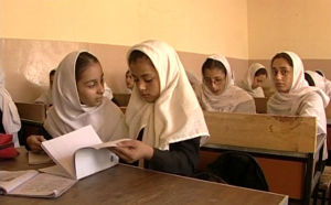 Afgaanityttöjä koulussa ohjelmassa Silminnäkijä: Kabul vuonna yksi (2002)