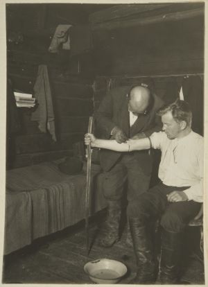 Pekka Raatikainen iskee suonta Ahti Rytköseltä (1927)