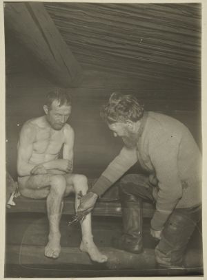 Rotikko-Pekka näyttää märäntäjän pesua Vatalan saunassa (1927)