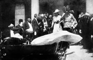 Franz Ferdinand och frun Sopie 5 minuter innan skotten i Sarajevo. Franz Ferdinand och frun Sopie 5 minuter innan skotten i Sarajevo.