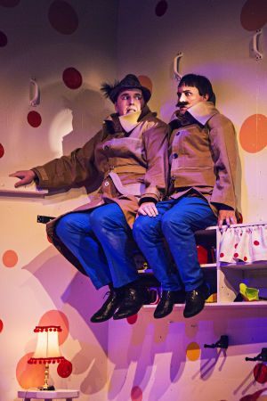 Dunder-Karlsson (Dennis Hansson) och Blom (Jakob Johansson) sitter uppe på en hylla efter att Pippi tagit ett nappatag med dem. Dunder-Karlsson (Dennis Hansson) och Blom (Jakob Johansson) sitter uppe på en hylla efter att Pippi tagit ett nappatag med dem.