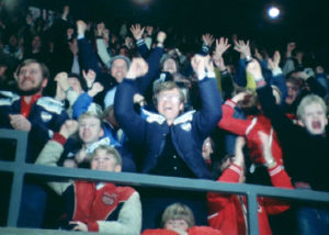 Yleisöä HIFK:n ja Porin Ässien finaaliottelussa 1980.