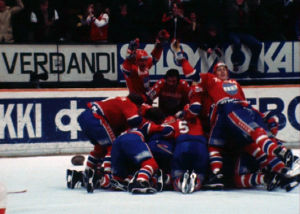 HIFK:n joukkue juhlii SM-kultaa 1980.