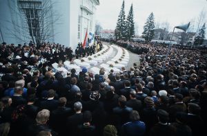Lapuan patruunatehtaan räjähdysonnettomuuden uhrien hautajaiset 24.4.1976. Siunaustilaisuus Lapuan tuomiokirkon pihalla: neljäkymmentä arkkua ja hautajaisvieraita.