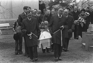 Lapuan patruunatehtaan räjähdysonnettomuuden uhrien hautajaiset 24.4.1976.