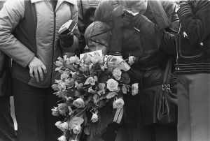 Lapuan patruunatehtaan räjähdysonnettomuuden uhrien hautajaiset 24.4.1976. Surevia omaisia haudalla.