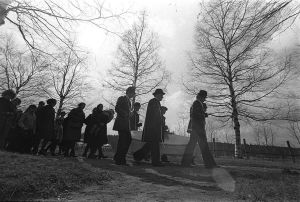 Lapuan patruunatehtaan räjähdysonnettomuuden uhrien hautajaiset 24.4.1976.