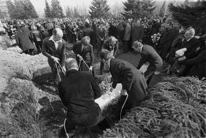 Lapuan patruunatehtaan räjähdysonnettomuuden uhrien hautajaiset 24.4.1976. Arkkuja lasketaan hautoihin.