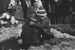 Lapuan patruunatehtaan räjähdysonnettomuuden uhrien hautajaiset 24.4.1976. Surevia omaisia haudalla.