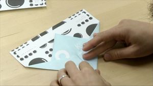 Kuvassa taitellaan paperilennokkia.