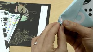 Kuvassa taitellaan paperilennokkia.