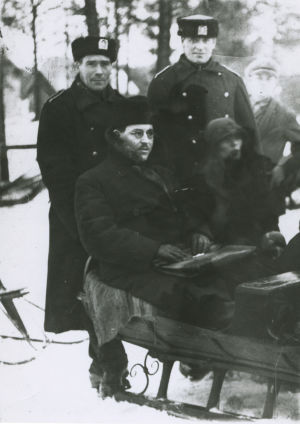 Eino Vartiovaara ja Maria Åkerblom vuonna 1927 Eino R. Wartiovaara ja Maria Åkerblom poliisien kera