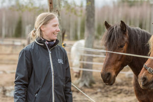 Marja "Tytteli" Tetri-Rantanen kävi puhumassa esteratsastuksest Ystäväni hevosen kiertueella. Ystäväni hevonen