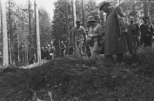 Englannin kuningatar Elisabet II ja prinssi Philip virallisella vierailulla Suomessa. Käynti Haukanmaan metsätyökeskuksessa, Elisabet II seurueineen kävelemässä metsässä.