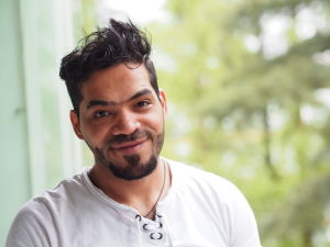 Mohammed på sin balkong i Esbo. Mohammed vill få sin familj till Finland.