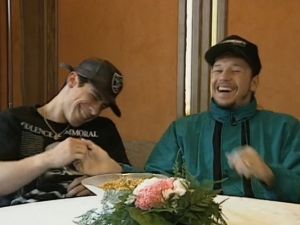 New Kids On The Blockin Danny Woodilla ja Donnie Wahlbergillä oli haastattelun aikana hauskaa. New Kids On The Blockin Danny Wood ja Donnie Wahlberg Rockstopin haastattelussa vuonna 1991.